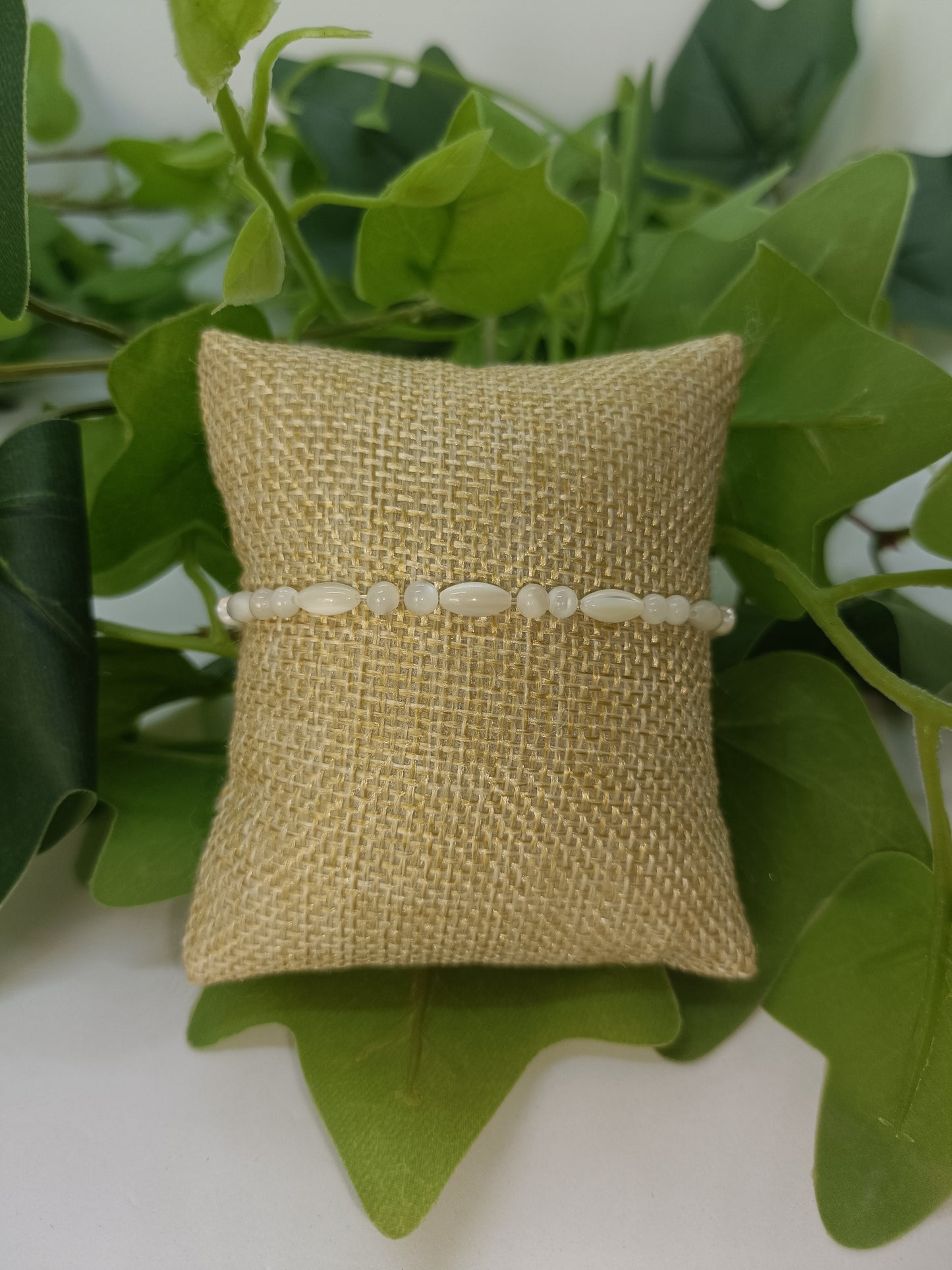 Bracelet de perles en nacre sur élastique