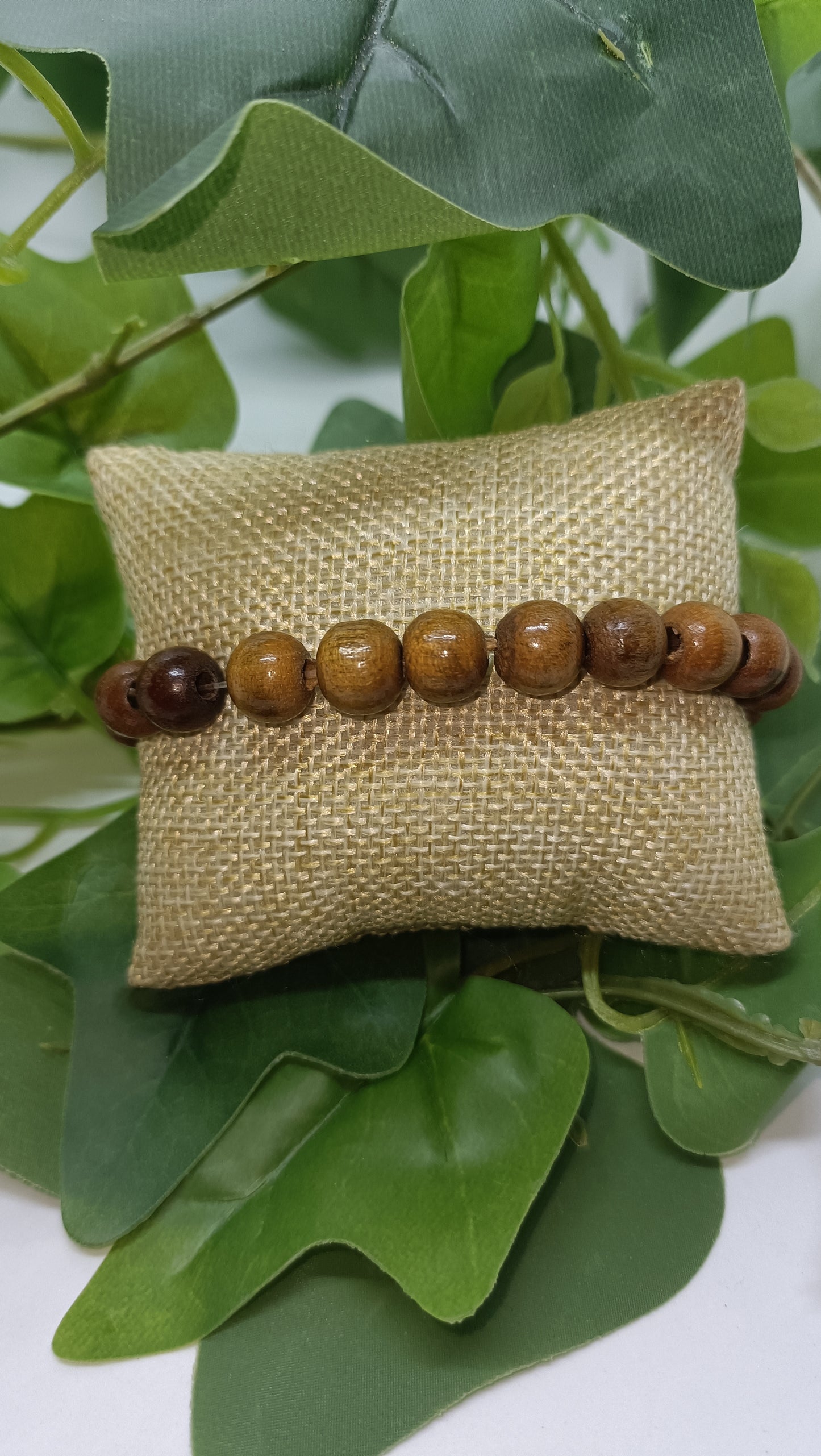 Bracelet en bois avec une breloque losange