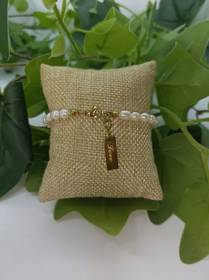 Bracelet en perles d'eau douce "love"