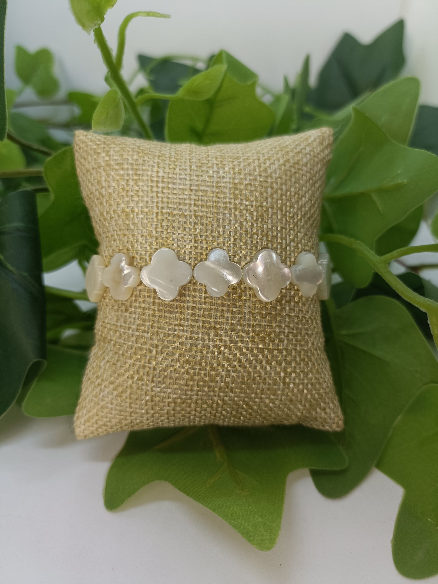 Bracelet de perles en nacre sur élastique