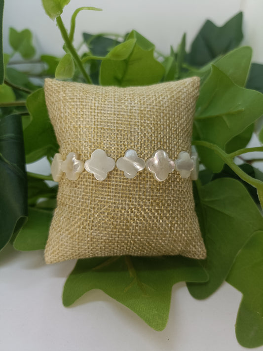 Bracelet de perles en nacre sur élastique