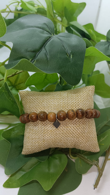 Bracelet en bois avec une breloque losange
